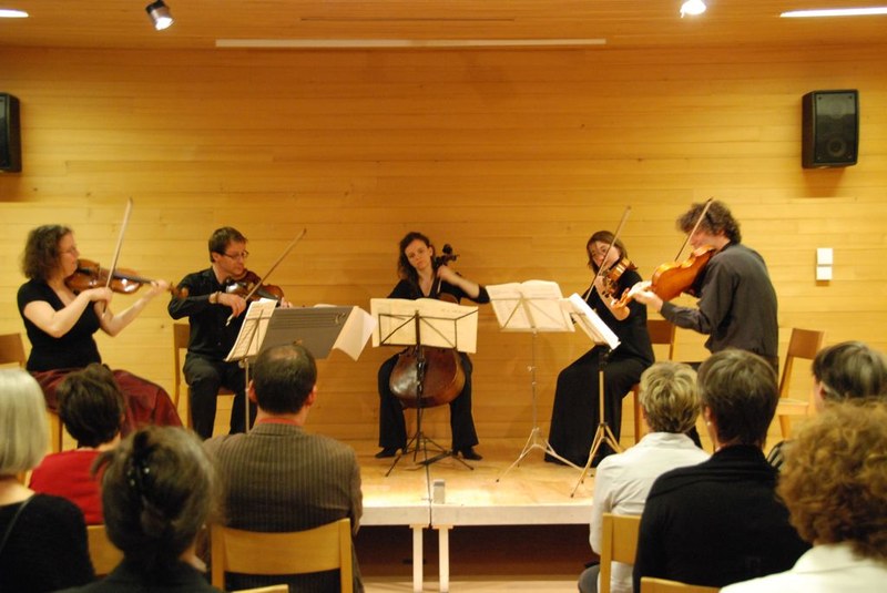 Das epos:quartett und Madeleine Przybyl musizierten im stimmungsvollen Ambiente des Frauenmuseums Hittisau