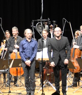 Viel Applaus für Wolfram Schurig, den Ensembleleiter Baldur Brönnimann und die MusikerInnen des Klangforums Wien