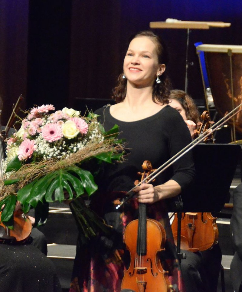 Hilary Hahn gestaltete das selten zu hörende Violinkonzert von Antonin Dvorak op. 53 mit viel Leidenschaft und großem Aufforderungscharakter.