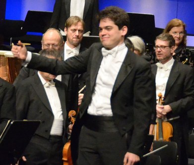 Der erst 27-jährige Lahav Shani dirigierte die Wiener Symphoniker mit einer ausgeprägten Körpersprache, die zugleich ruhevoll und enthusiastisch wirkte.