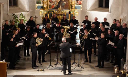 Sing- und spielfreudig bescherten die "Vokale Neuburg" unter der Leitung von Oskar Egle und das "Sonus Brass Ensemble" zusammen mit Brigitte Walk in der Alten Kirche Götzis dem Publikum ein schönes Konzerterlebnis.