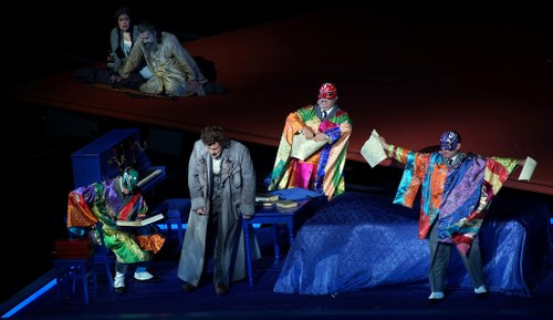 Im Finale verquickt Regisseur Marelli das Schicksal Calafs mit dem Puccinis, der nach dem Tod Liùs keinen Schluss für seine Oper gefunden hat (Calaf mit den drei Ministern).