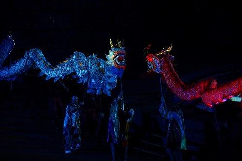 Zum massentauglichen, aber partiturfremden Happyend werden auch farbige chinesische Drachen aufgeboten, die einander im Glück der Stunde küssen ...