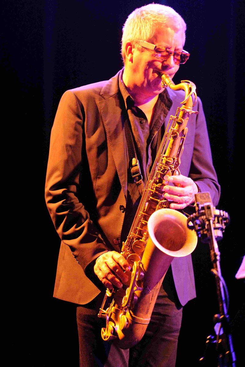 Andy Sheppard zauberte expressive Stimmungsbilder auf dem Tenorsax ...
