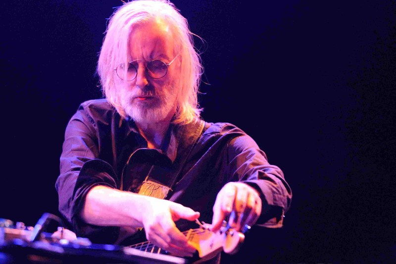 Eivind Aarset entlockt seiner Gitarre am liebsten Töne, die nicht nach herkömmlicher Gitarre klingen - hier nutzt er die abgeschnittenen Saitenenden als eine Art Daumenklavier