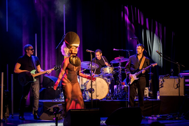 Bassist Johnny Flaugher, Drummer Rich Pagano, Gitarrist/Produzent Chris Seefried und Pianist/Keyboarder Kenneth Crouch (hier nicht im Bild) stellen Lady Blackbird stets in den Mittelpunkt, wo sie mit ihrer phänomenalen Stimme auch hingehört. (Foto © Hans Bürkle)