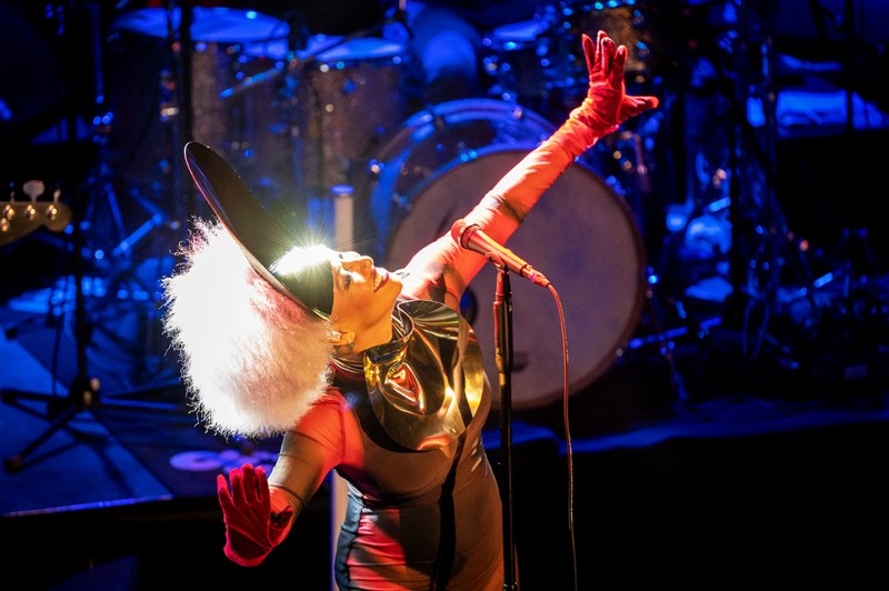 Das "Wakanda"-taugliche Hohepriesterinnen-Outfit von Lady Blackbird passt durchaus zur Tiefgründigkeit ihres expressiven Gesanges (Foto © Hans Bürklel)