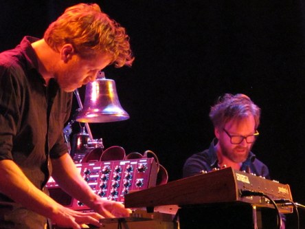 Keyboarder und Elektronik-Soundtüftler Øystein Moen und Drummer Erland Dahlen erweisen sich als kongeniale Mitmusiker des einfallsreichen Gitarristen