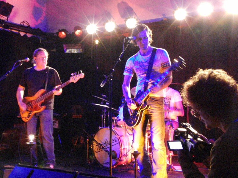 ... bis zu treibendem Rock mit E-Gitarre und E-Bass