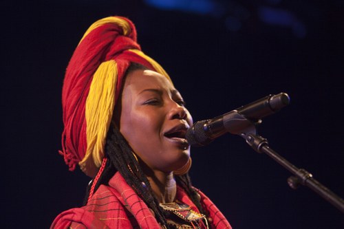 Ihre Stimme erhebt Fatou nicht nur zum Gesang, sondern auch gegen die Unterdrückung der afrikanischen Frauen