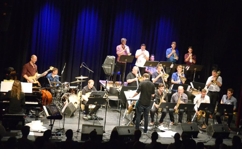Die "Bludenz Big Band Union" und Stefan Höfel präsentierten bekannte Werke in guten Arrangements, boten den Musikern aus den eigenen Reihen viel kreativen Gestaltungsspielraum und stellten den Sänger Bastian Berthold in den Mittelpunkt.