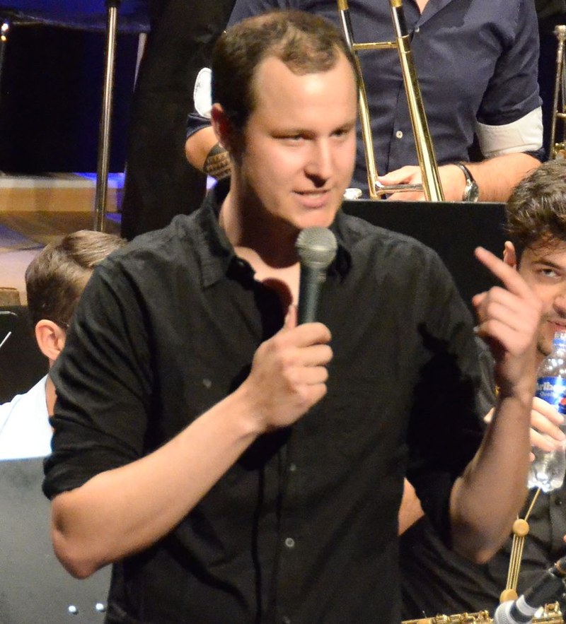 Als Bandleader, Arrangeur und Moderator begeisterte Stefan Höfel.