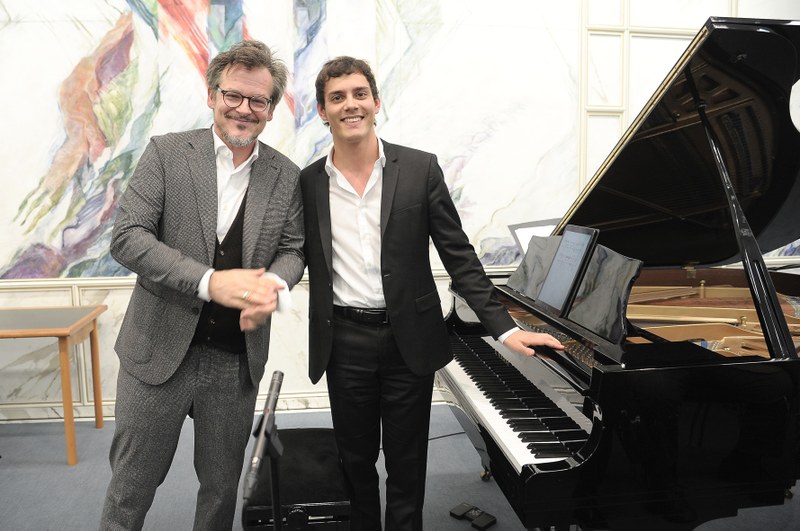 Aaron Pilsan präsentierte das Werk "Bis Ich Ruhe In Dir" für Klavier.