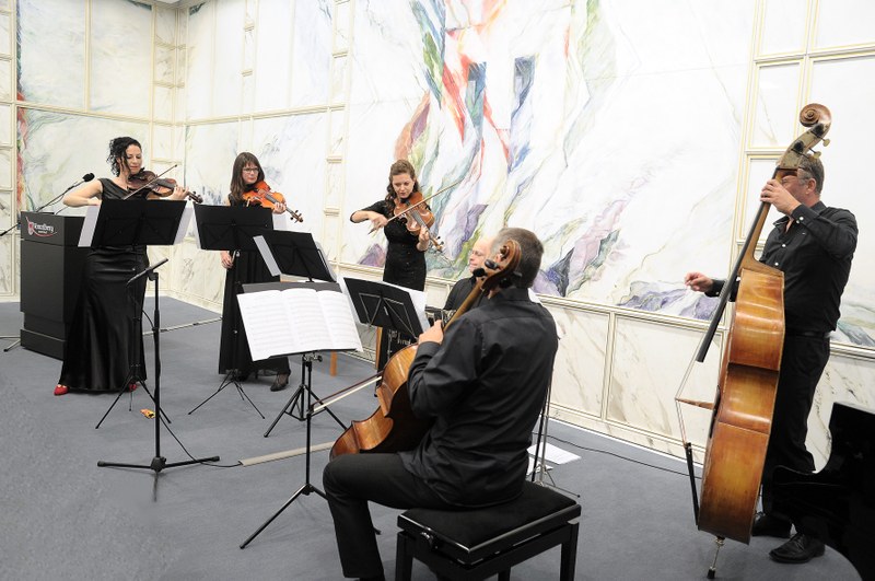 Das "Quinteto del Arco Nuevo" mit Monica Tarcsay und Gyöngyi Ellensohn (Violine), Karoline Kurzemann-Pilz (Viola), Stefan Susana (Violoncello), Bernd Konzett (Kontrabass) und Gustavo Battistessa (Bandoneon) bereicherte den Festakt mit der Darbietung von sechs Teilen aus Marcus Nigschs "Imágenes vivas".