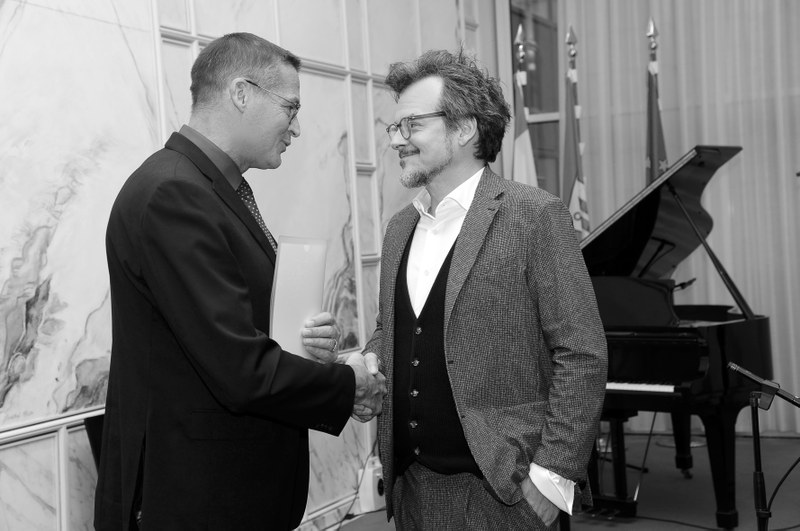 In freundschaftlicher Atmosphäre überreichte Landesrat Christian Bernhard den Vorarlberger Kompositionspreis 2018 an Marcus Nigsch. (Fotos: Christine Kees)