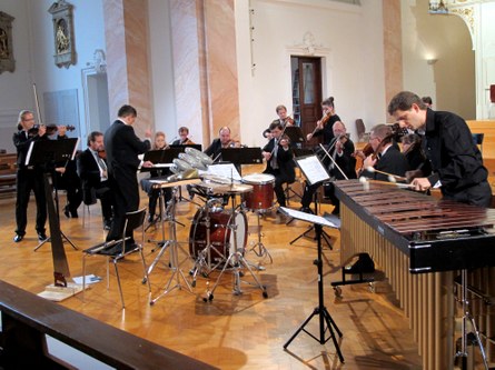 Im „Nine eleven“-Stück „Pyrrichean Dances“ des Griechen Christos Hatzis brillierten Werner Frank, Viola (links) und Thomas Schindl, Percussion.