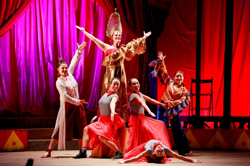 Carmen (Irene Molinari) ist der strahlende Star des Programms im Zirkus Sevilla