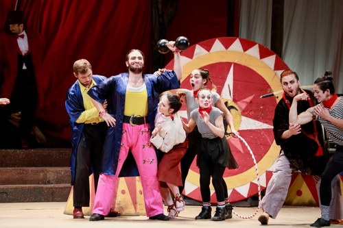 José (Ugo Tarquini), im Zirkus als Gewichtheber engagiert, ist unsterblich in Carmen verliebt