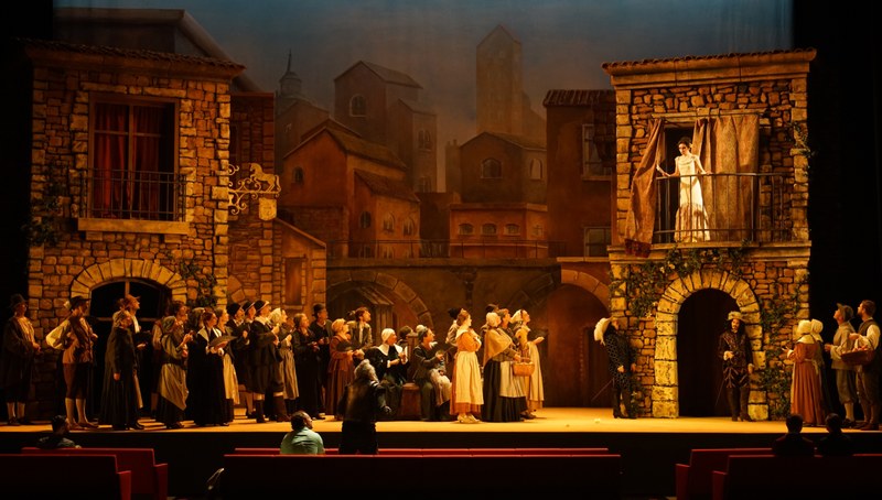 Im historischen Ambiente der Ritterzeit begrüßt die Bevölkerung Dulcinée (Anna Goryachova), die von Don Quichotte heiß verehrt wird und die er heiraten möchte.