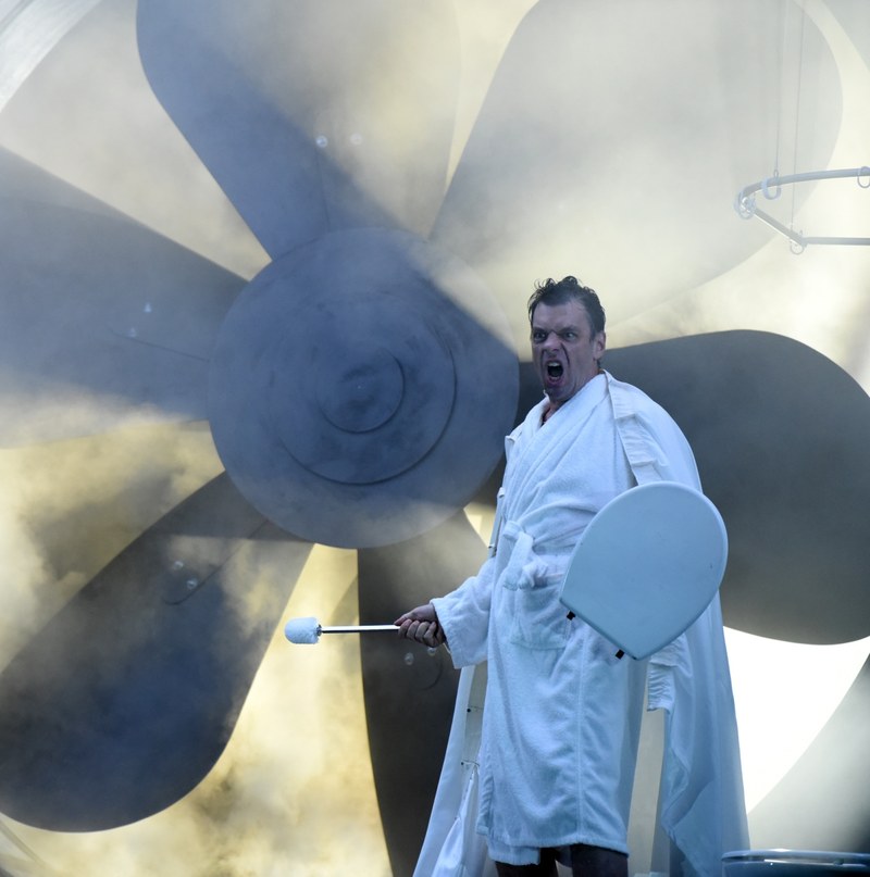 Der berühmte Kampf von Don Quichotte (Gábor Bretz) gegen Windmühlen wird im zweiten Bild ironisiert dargestellt durch einen großen Ventilator.