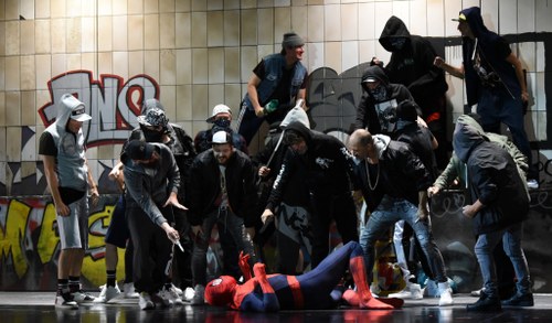 Als Spiderman verkleidet kämpft Don Quichotte gegen Banditen und erreicht, dass sie ihm den von Dulcinée geraubten Schmuck zurückgeben.