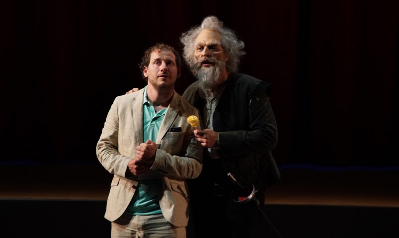 Ein falscher Don Quichotte und ein Publikumsbeschimpfer, der sich als Besucher eingeschlichen hat, halten das Publikum am Beginn bei Laune (alle Fotos: Bregenzer Festspiele/Karl Forster).