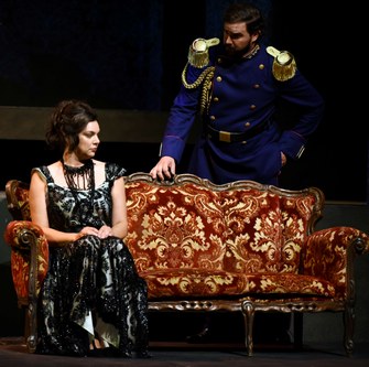 Der Fürst (Omer Kobiliak) hält sich die junge Kurtisane Stephana (Ambur Braid), die in seinem Haus ein luxuriöses Leben führt.