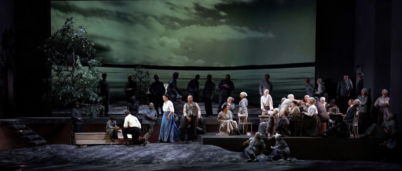 Im sibirischen Straflager, wohin Vassili verbannt wurde, geht es mit dem Prager Philharmonischen Chor und russischen Volksliedern oft auch lustig zu (alle Fotos: Bregenzer Festspiele/Karl Forster).