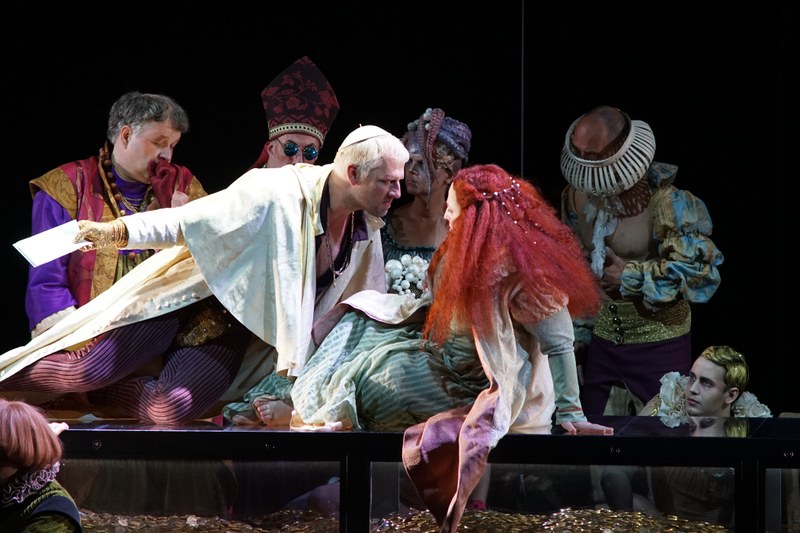 Graf Francesco Cenci (Christoph Pohl), ein aufgeblasener Tyrann, vergreift sich gerne an der eigenen Tochter Beatrice (Gal James)  (alle Fotos © Bregenzer Festspiele/Karl Forster, Lisa Mathis)
