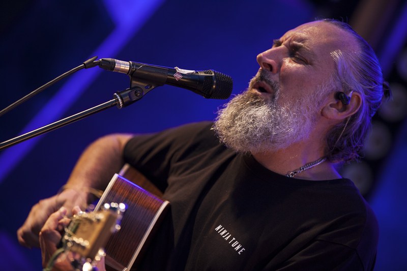 Fink spielte solo mit Akustikgitarren und Gesang