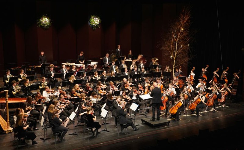 Im Jugendsinfonieorchester Dornbirn musizierten 92 Jugendliche unter der Leitung von Ivo Warenitsch und versetzten die Zuhörenden mit ihrem energiegeladenen Spiel und einer durchdachten Werkauswahl in gute Stimmung.