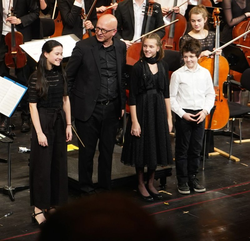 Laura Purin, Cassandra Matiz und Oliver Bucher - im Bild mit Ivo Warenitsch - führten amüsant durch das Programm.