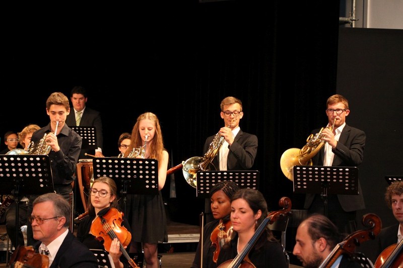 Das Hornquartett mit Micha Panzenböck, Isabella Matt, Felix Schwendinger und Maximilian Stroppa spielte in einem schönen Wechselspiel mit dem Orchester.
