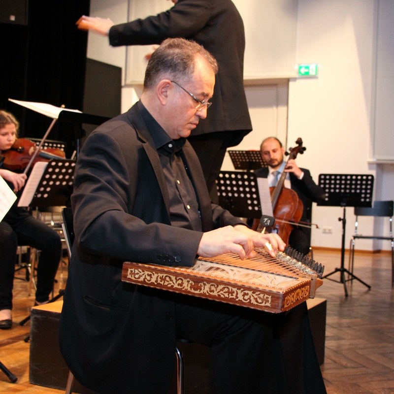 Das Stadtorchester Feldkirch bot bei seinem Frühjahrskonzert auch eine wahre Rarität: Tahir Aydogdu interpretierte das Konzert für Kanun und Streichorchester des türkischen Komponisten Hasan Ferit Alnar (Fotos: Martin Burtscher)