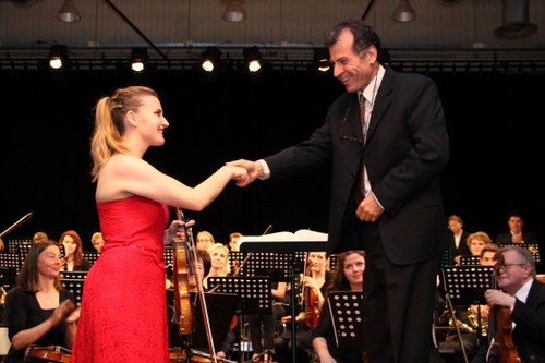 Die Geigerin Sara Plank und der musikalische Leiter Murat Üstün freuten sich nach der gelungenen Werkdeutung der "Zigeunerweisen" von Pablo de Sarasate.