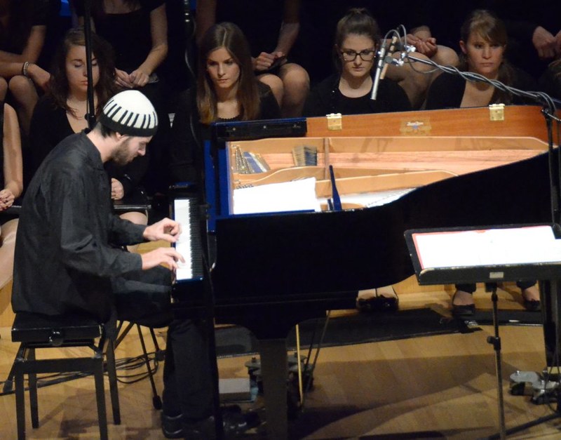 David Helbock komponierte für den Landesjugendchor und stellte zwei Werke aus seinem aktuellen Projekt mit Songs von Prince vor.