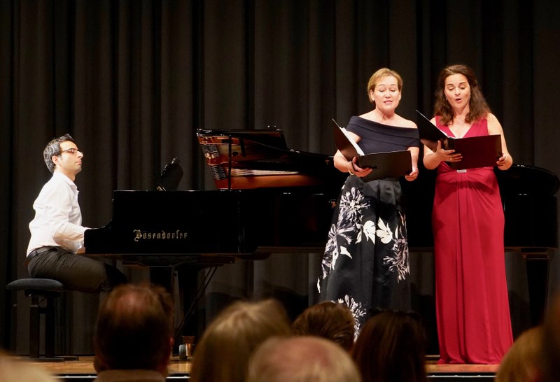 Herzlich reagierte das Publikum auf den sinnlichen und Leichtigkeit versprühenden Liederabend mit Birgit Plankel und Nina Edelmann-Plangg sowie Yunus Kaya am Klavier im angenehmen Ambiente des KOM in Altach.