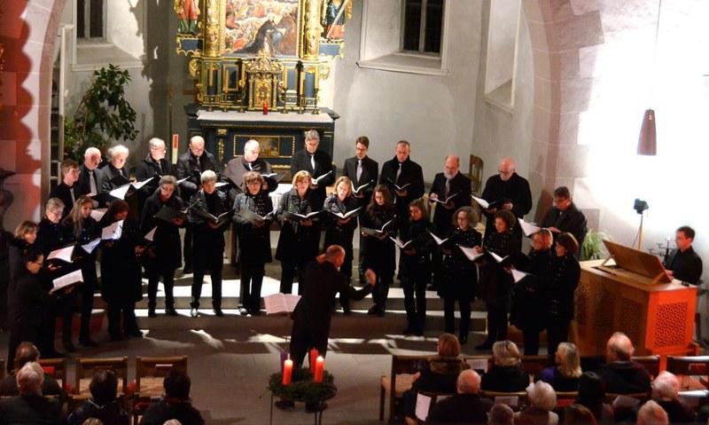 Der Kammerchor Feldkirch unter der Leitung von Benjamin Lack sowie Johannes Hämmerle am Orgelpositiv begeisterten das Publikum in der Alten Kirche Götzis mit Kompositionen zur Marienverehrung und Adventliedern.
