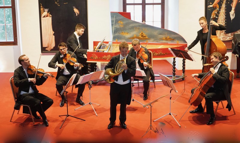Matthias Honeck, Stefan Pöchhacker, Martin Edelmann, Michael Günther und Valerie Schatz sowie Alexander Gergelyfi und der Hornist Peter Dorfmayr boten den Zuhörenden im Rittersaal des Palastes in Hohenems ein erfrischendes Kammerkonzert.