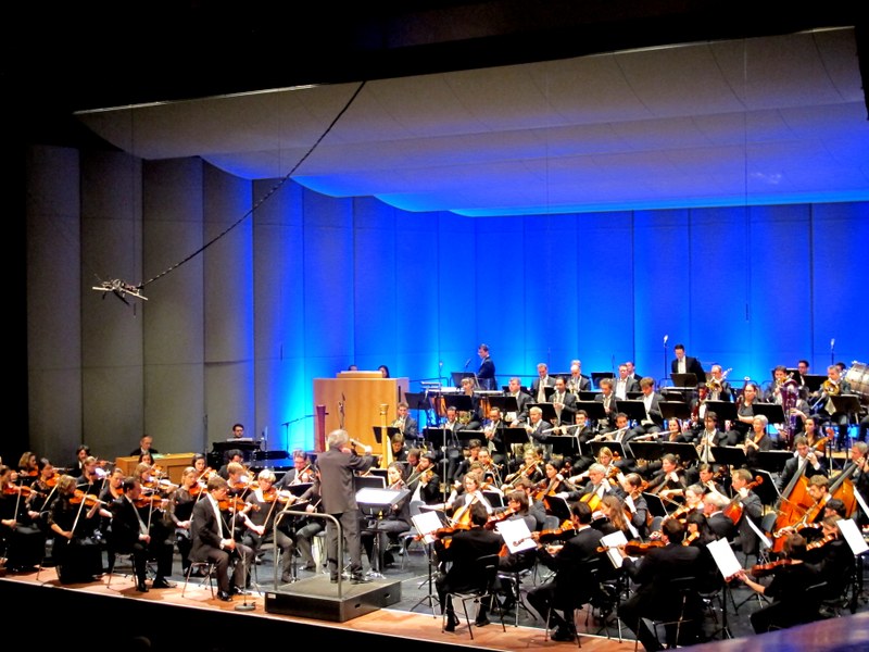 Nach über 30 Jahren ist das Symphonieorchester Vorarlberg zum unverzichtbaren Bestandteil im Kulturleben des Landes geworden, hier bei einem Abo-Konzert im März im neuen Montforthaus Feldkirch (© Fritz Jurmann)