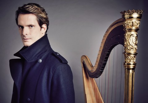 Als „Paganini der Harfe“ wird der berühmte Franzose Xavier de Maistre bezeichnet, der dem letzten Abo-Konzert der nächsten Saison den Glanz seines „himmlischen“ Instruments verleihen wird (© Gregor Hohenberg)
