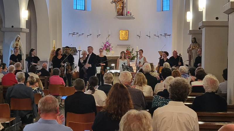 Das Ensemble Lago di Costanza musizierte erstmals in der Abtei Mariastern-Gwiggen und bot unter der Leitung von Marc Kissóczy klangsinnliche Hörerlebnisse. (Foto: Editha Fetz)