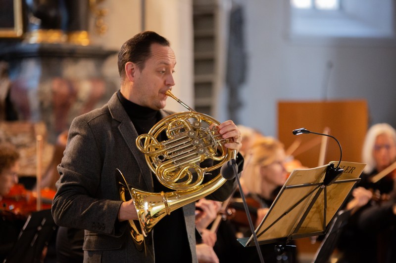 Andreas Schuchter stand mit seiner sinnlichen und eleganten Spielart im Mittelpunkt des Adventskonzertes des Orchestervereins Götzis. (Fotos: Arno Wohlgenannt)