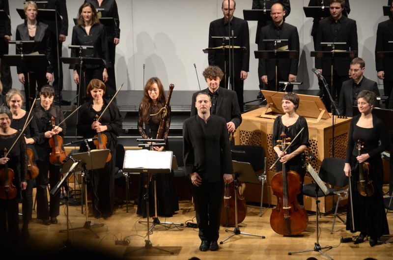 Clau Scherrer am Pult dirigierte Bachs Weihnachtsoratorium mit Blick auf das Ganze und Liebe zum Detail.