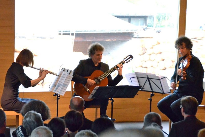 Claudia Christa (Flöte), Klaus Christa (Bratsche) und Alexander Swete (Gitarre) spielten im Hittisauer Frauenmuseum selten zu hörende Kammermusik.