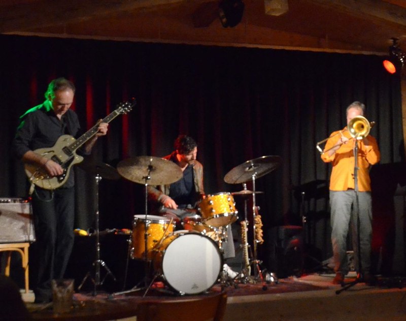 Im Bregenzerwald fehlt wohl das Publikum für klein besetzte Jazzensembles. Zu spüren bekamen dies Urs Röllin und Robert Morgenthaler im Bahnhof Andelsbuch. Als special guest war Alfred Vogel mit von der Partie.