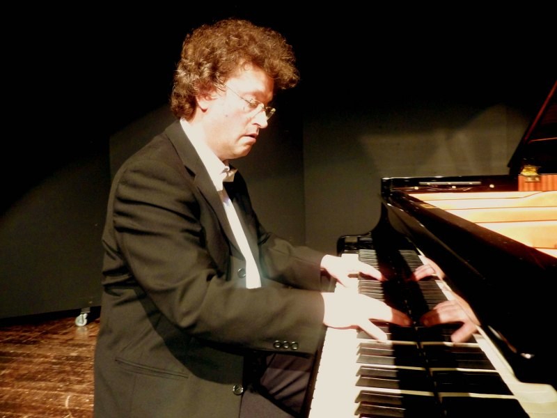 Röczey verleiht Mozarts F-Dur-Sonate die erforderliche perlende Leichtigkeit und Übersicht