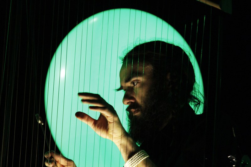 Hans Unstern vor bunten Luftballons (alle Fotos © Spielboden /  Johanna Baumgartner)