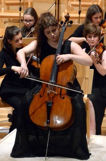 Im Rahmen des Debütkonzertes musizierte die temperamentvolle Cellistin Julia Hagen das C-Dur Cellokonzert von Haydn.