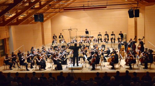 Die vom Dirigenten Christoph Eberle neu formierte "Quarta 4 Länder Jugendphilharmonie" stieß auf enormes Publikumsinteresse. Der Angelika Kauffmann-Saal war beim Debütkonzert fast ausverkauft.